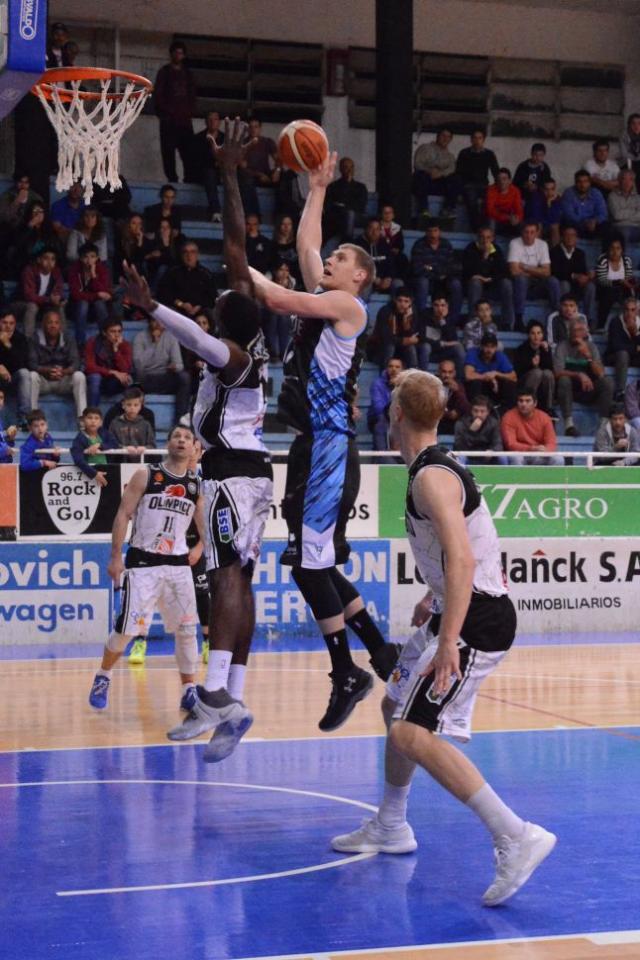 Ol�mpico fue contundente ante Echag�e