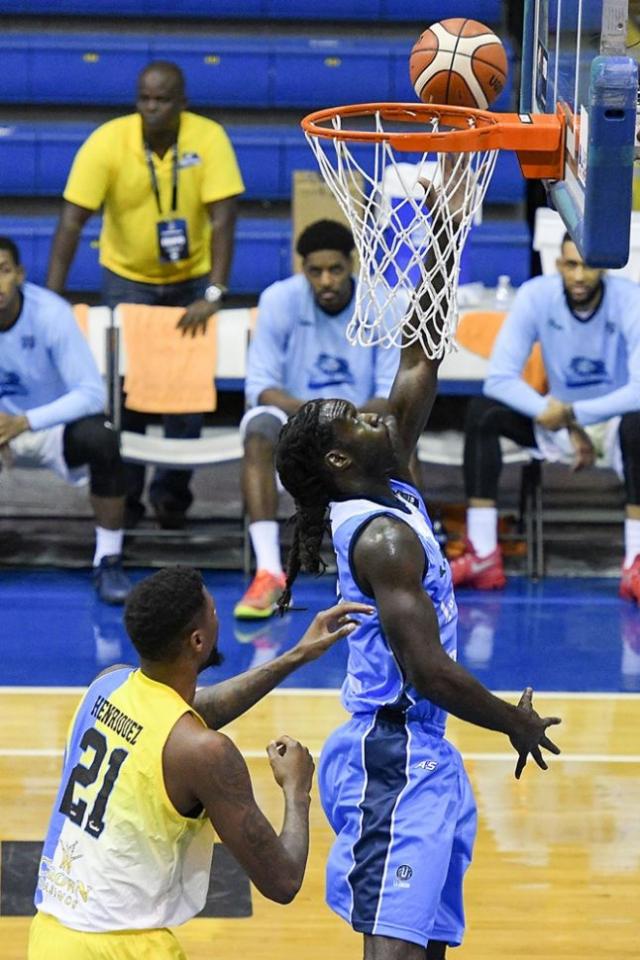 Lo corri� del camino